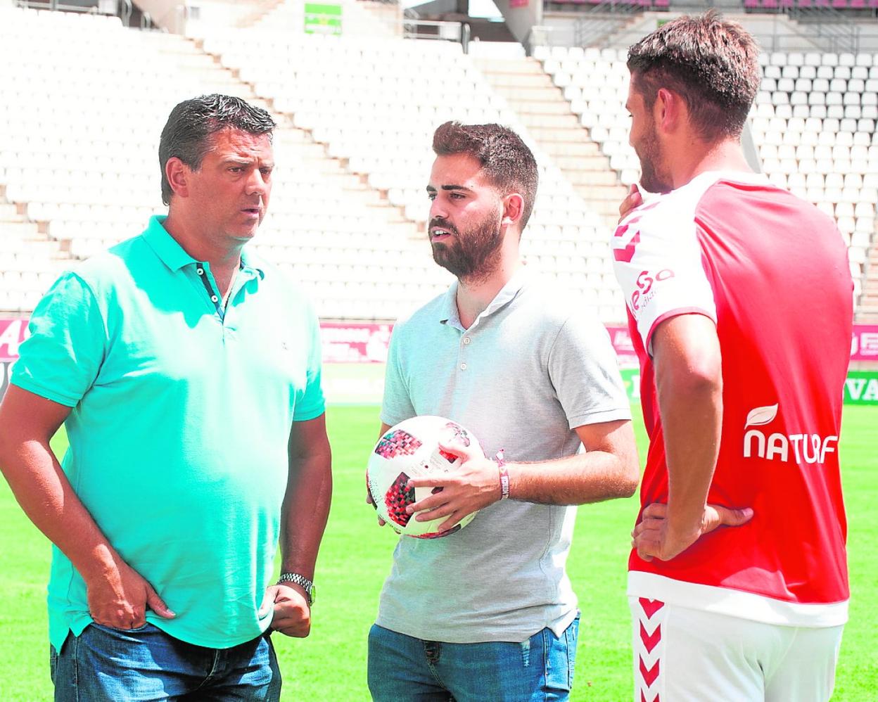 Julio Algar, junto a Manuel Fresneda, jefe de prensa del club, el día de la presentación de su hijo. 