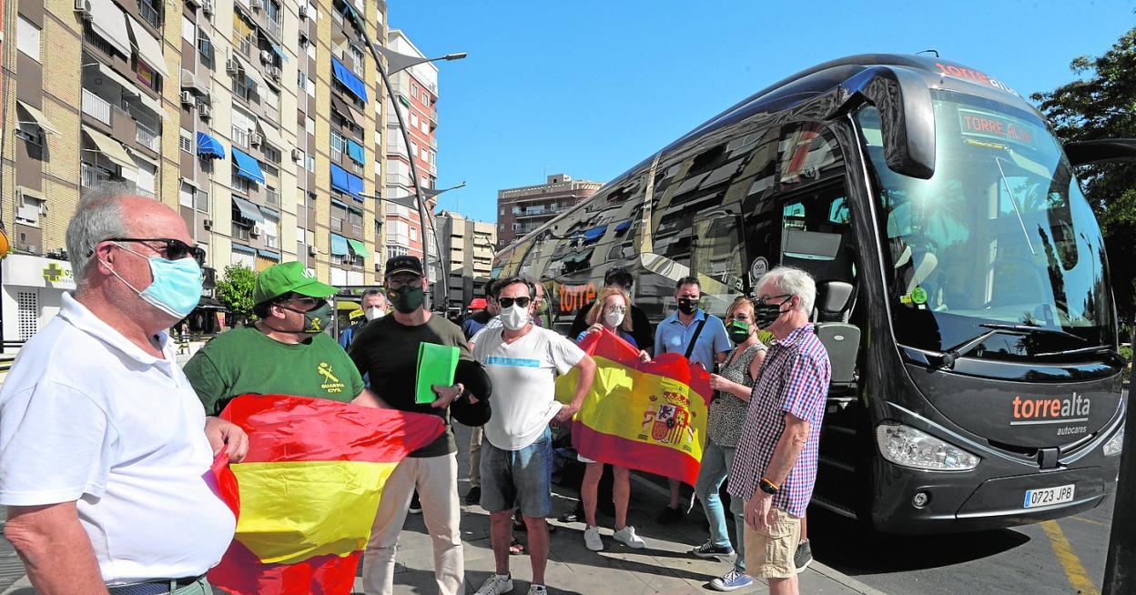 Afiliados murcianos de Vox, este sábado en la plaza Circular delante del autobús que los iba a llevar a Galicia. 