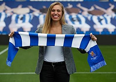Imagen secundaria 1 - A la izquierda, la aguileña Maitane López, que fue presentada el jueves como nueva jugadora de la Real Sociedad. A la derecha, la delantera murciana Helena Torres, que ha cambiado el Alhama por el Deportivo.