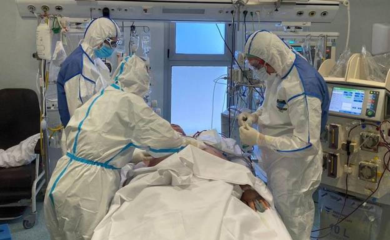 Sanitarios atienden a un paciende en la UCI del hospital Santa Lucía en una foto de archivo.