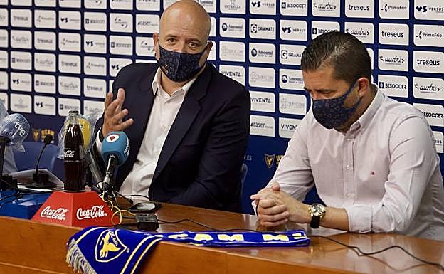 Pablo Rosique y el director deportivo, Pedro Reverte, durante la rueda de prensa.