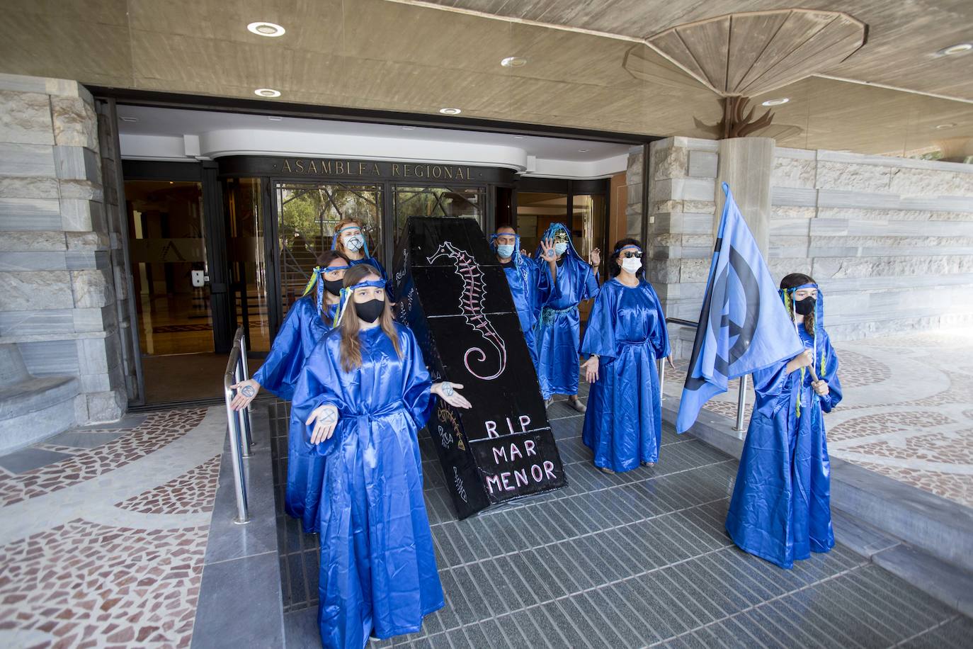 La gente he llevado bandera de color negro con el símbolo de una calavera, cruces negras de funeral, y un ataúd, que simbolizaba la laguna y cubos de fango.