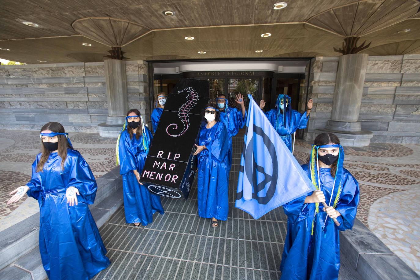 La gente he llevado bandera de color negro con el símbolo de una calavera, cruces negras de funeral, y un ataúd, que simbolizaba la laguna y cubos de fango.