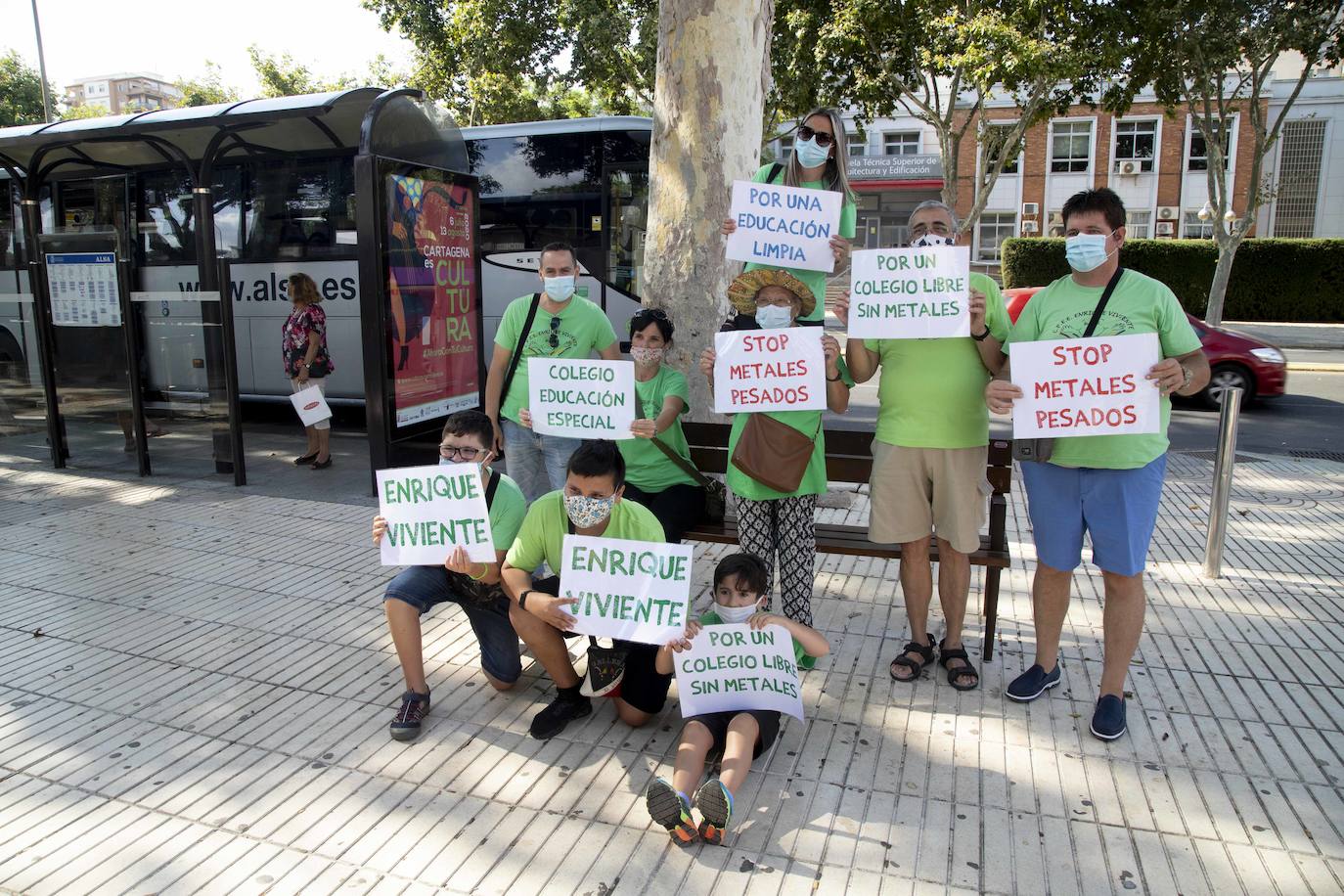 La gente he llevado bandera de color negro con el símbolo de una calavera, cruces negras de funeral, y un ataúd, que simbolizaba la laguna y cubos de fango.
