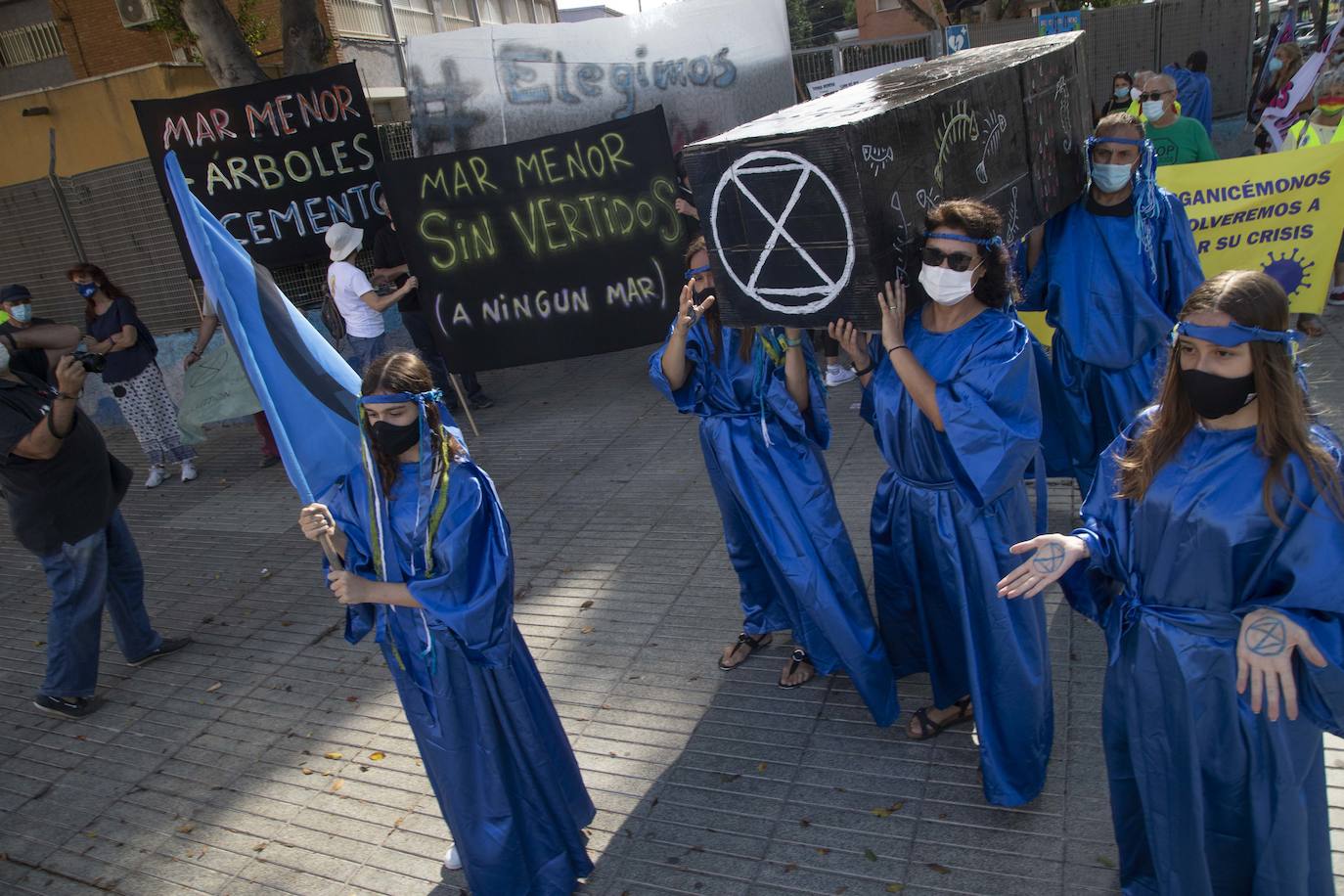 La gente he llevado bandera de color negro con el símbolo de una calavera, cruces negras de funeral, y un ataúd, que simbolizaba la laguna y cubos de fango.