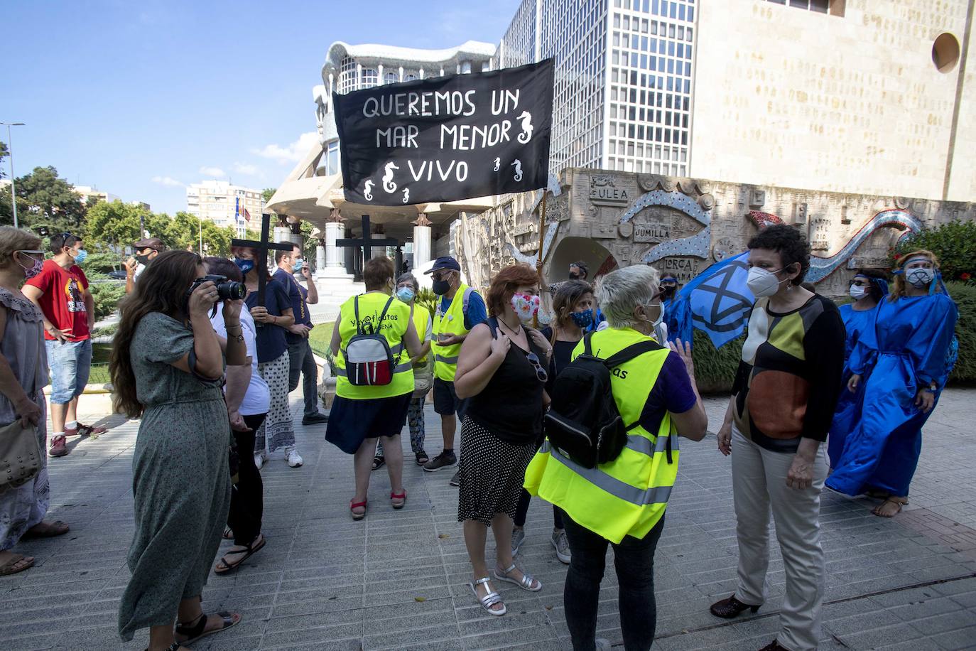 La gente he llevado bandera de color negro con el símbolo de una calavera, cruces negras de funeral, y un ataúd, que simbolizaba la laguna y cubos de fango.