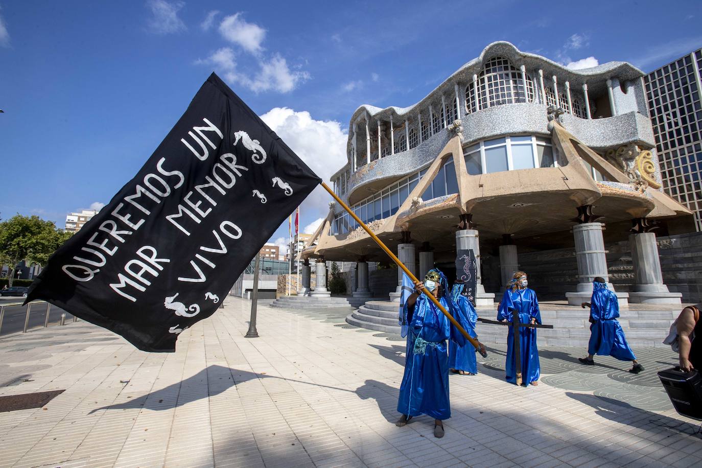 La gente he llevado bandera de color negro con el símbolo de una calavera, cruces negras de funeral, y un ataúd, que simbolizaba la laguna y cubos de fango.