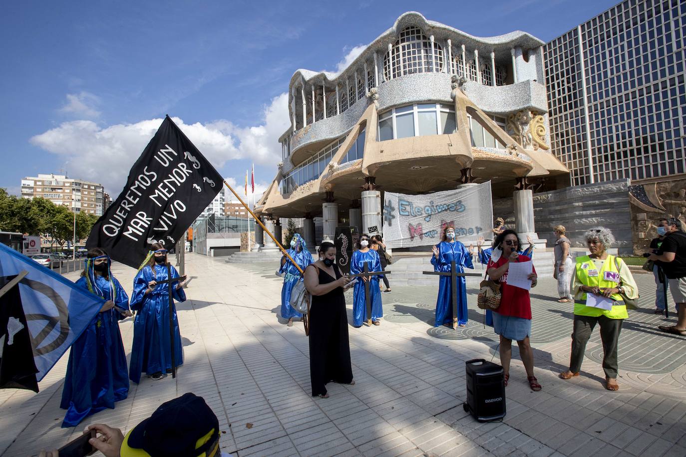 La gente he llevado bandera de color negro con el símbolo de una calavera, cruces negras de funeral, y un ataúd, que simbolizaba la laguna y cubos de fango.