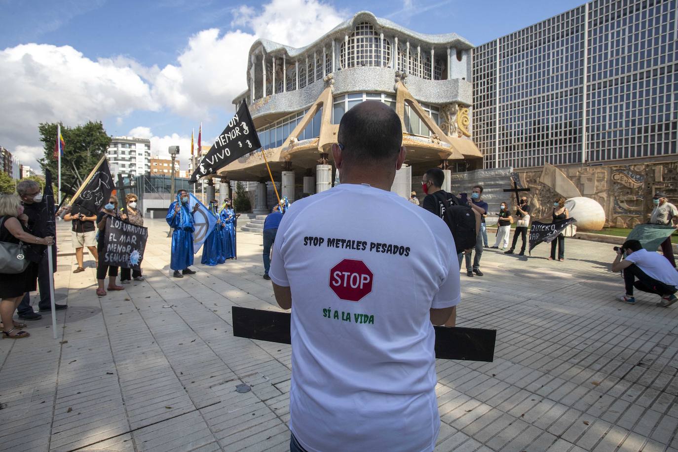La gente he llevado bandera de color negro con el símbolo de una calavera, cruces negras de funeral, y un ataúd, que simbolizaba la laguna y cubos de fango.
