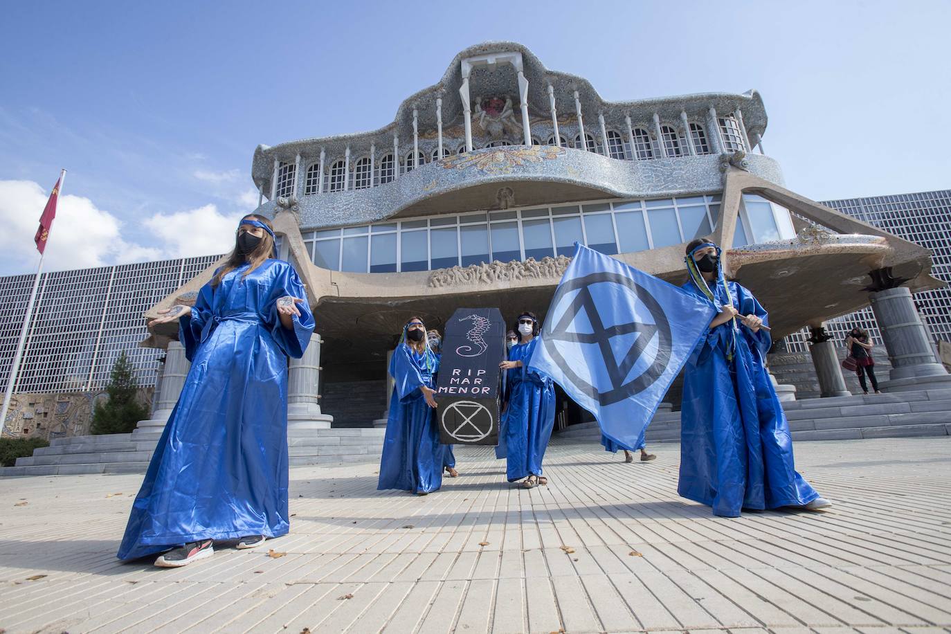 La gente he llevado bandera de color negro con el símbolo de una calavera, cruces negras de funeral, y un ataúd, que simbolizaba la laguna y cubos de fango.