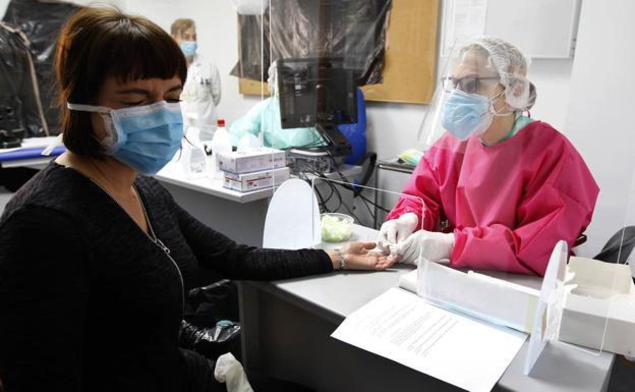 Una enfermera toma muestras de una paciente para hacer una prueba de la Covid-19. 