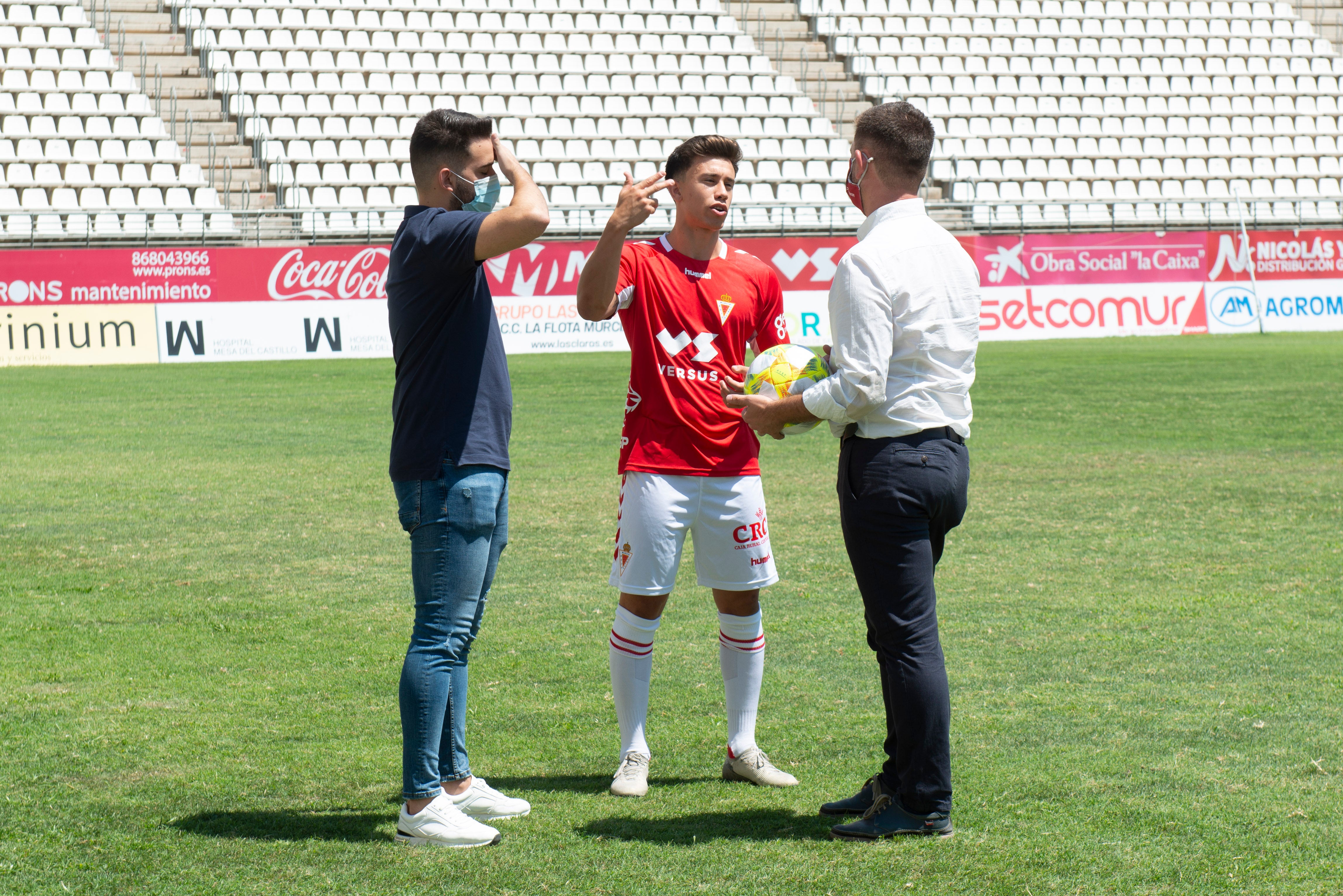 Fotos: Presentación de Junior Martínez como jugador del Real Murcia