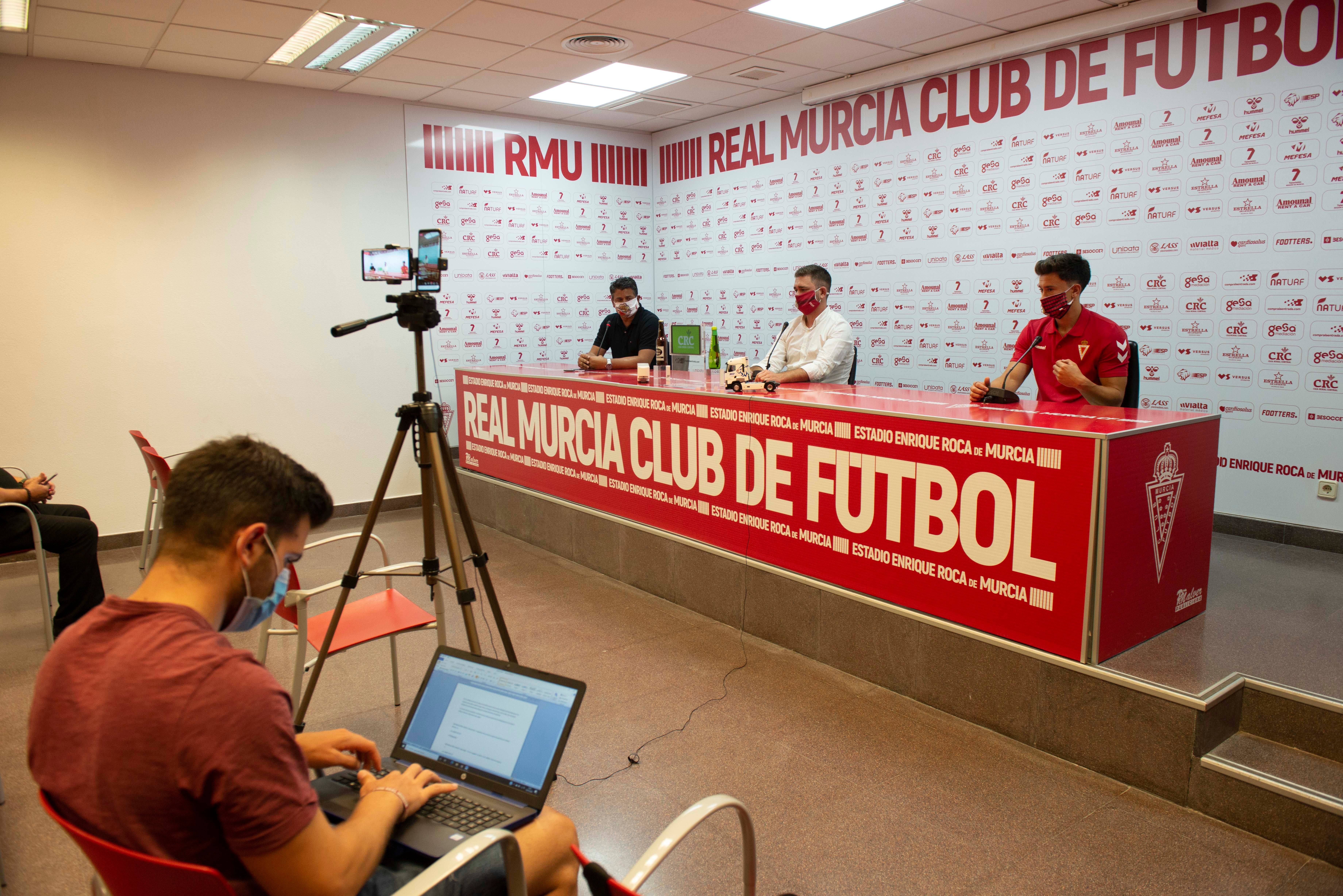 Fotos: Presentación de Junior Martínez como jugador del Real Murcia