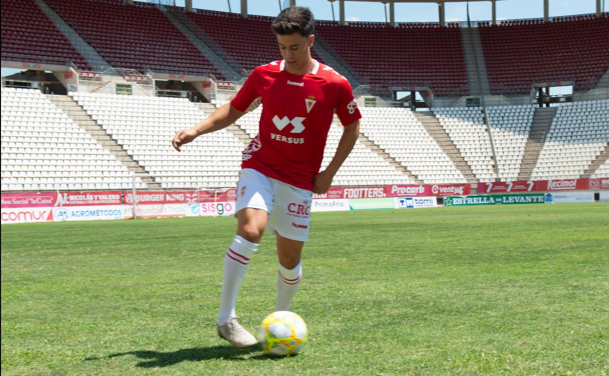 Junior Martínez, este jueves, sobre el césped del Enrique Roca.