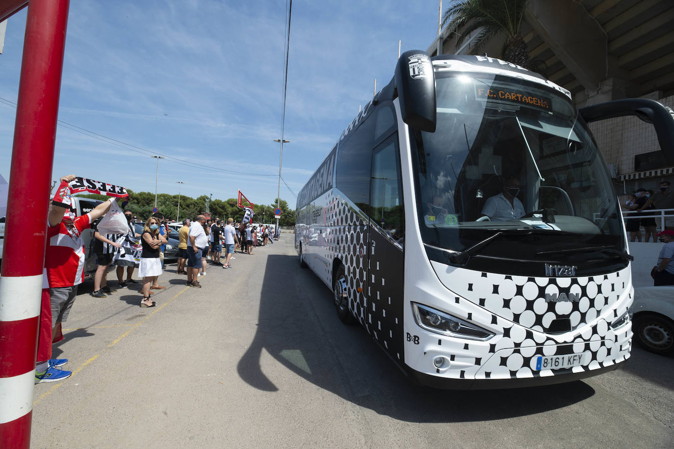 Fotos: La afición del FC Cartagena despide a su equipo en el viaje para el &#039;playoff&#039;