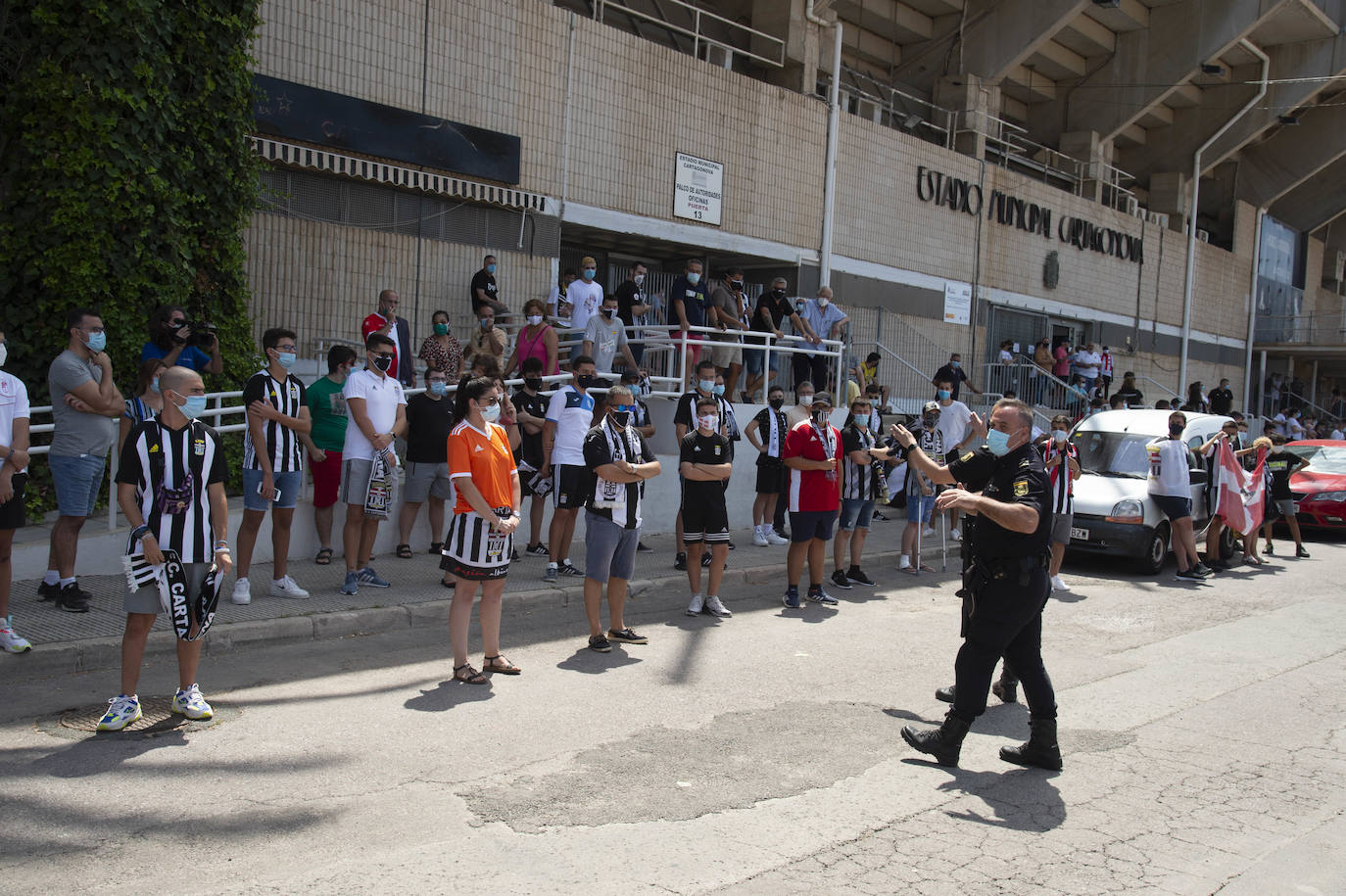 Fotos: La afición del FC Cartagena despide a su equipo en el viaje para el &#039;playoff&#039;