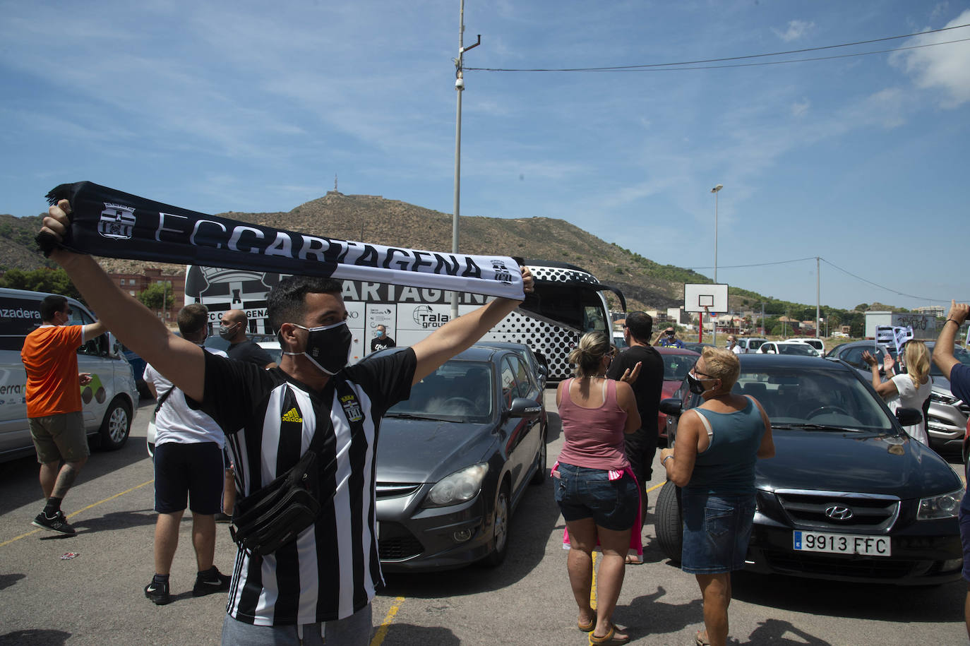 Fotos: La afición del FC Cartagena despide a su equipo en el viaje para el &#039;playoff&#039;