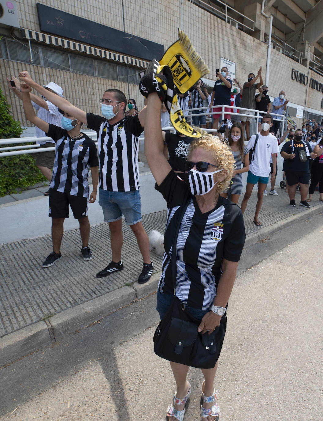 Fotos: La afición del FC Cartagena despide a su equipo en el viaje para el &#039;playoff&#039;