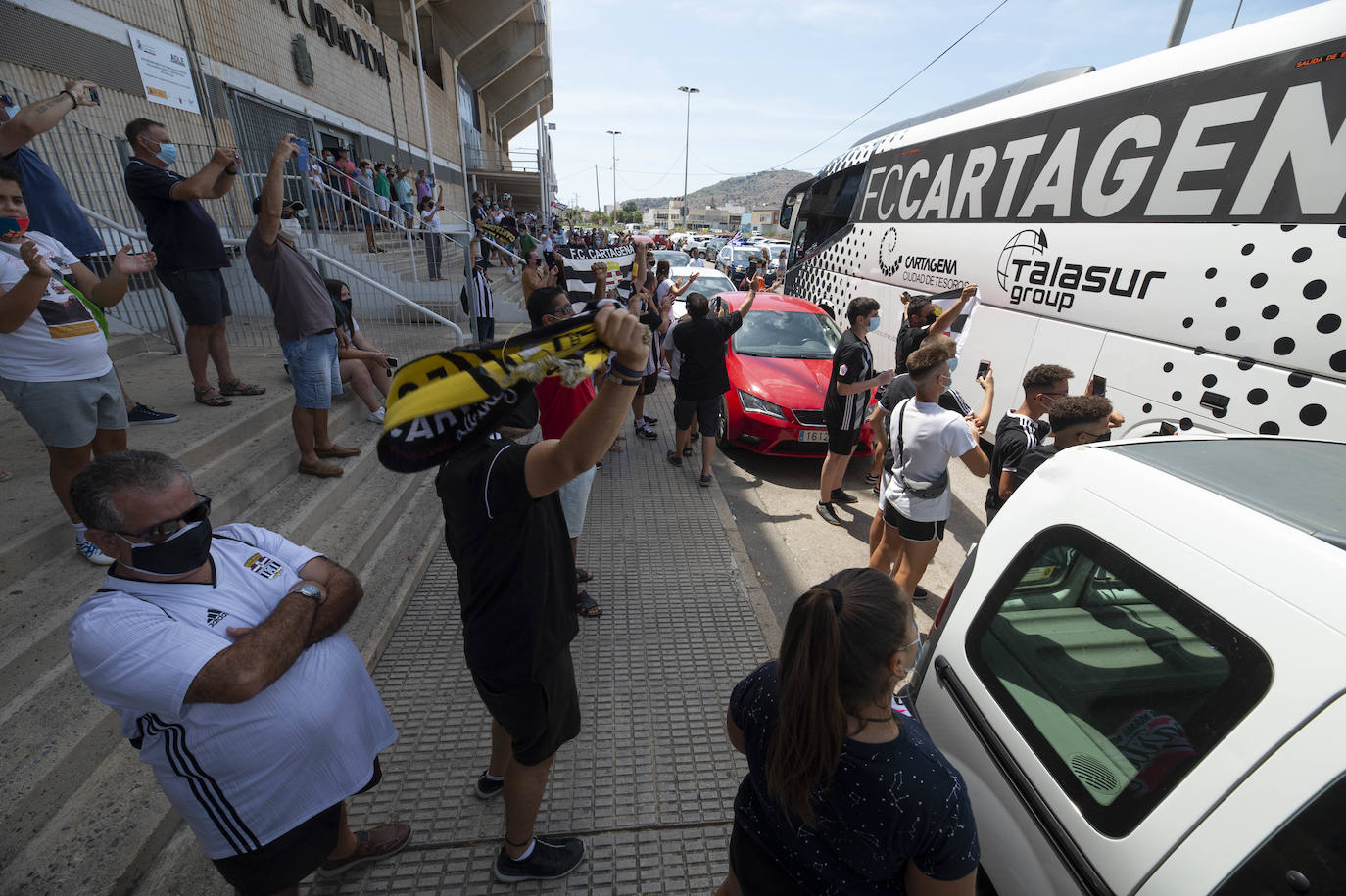 Fotos: La afición del FC Cartagena despide a su equipo en el viaje para el &#039;playoff&#039;