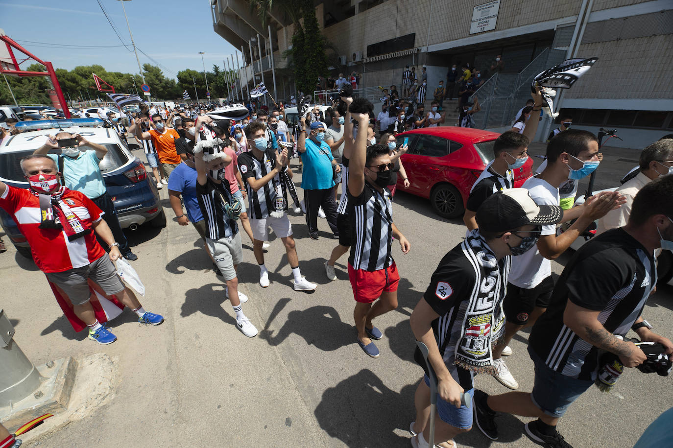 Fotos: La afición del FC Cartagena despide a su equipo en el viaje para el &#039;playoff&#039;