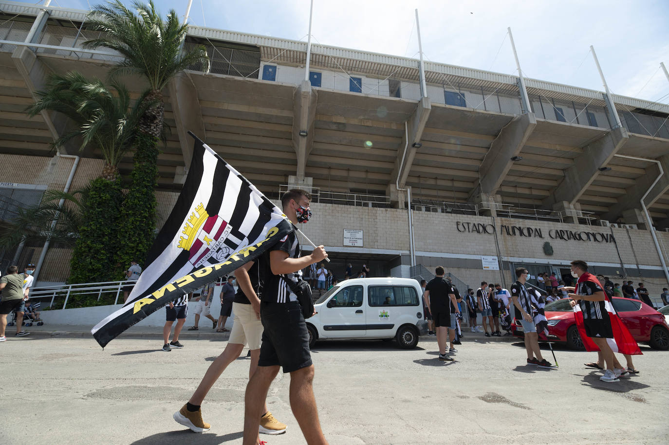 Fotos: La afición del FC Cartagena despide a su equipo en el viaje para el &#039;playoff&#039;