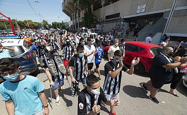 Los aficionados despide al Efesé en el Cartagonova.