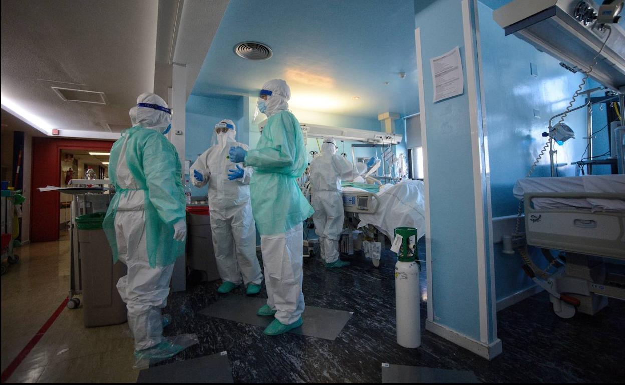 Sanitarios de la UCI del hospital Morales Meseguer durante la crisis del coronavirus.