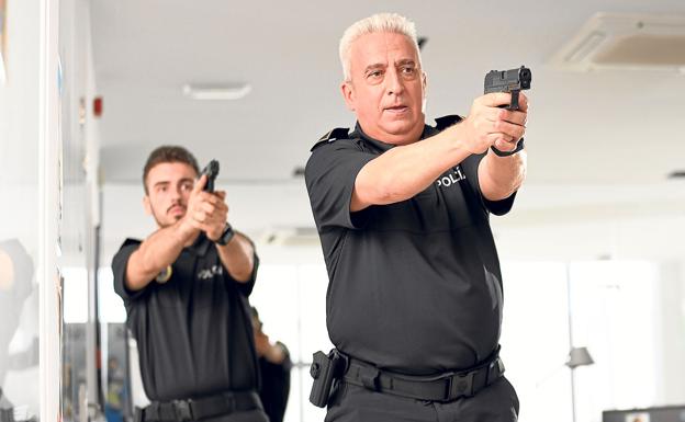 Leo Harlem es Makey, un policía buenazo de Carabanchel. 