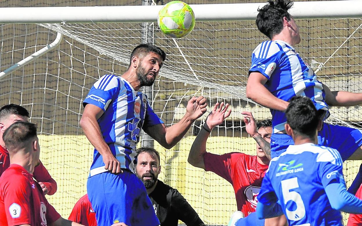 Jugada de ataque del Lorca Deportiva, en su visita a El Palmar, el pasado 23 de febrero. 