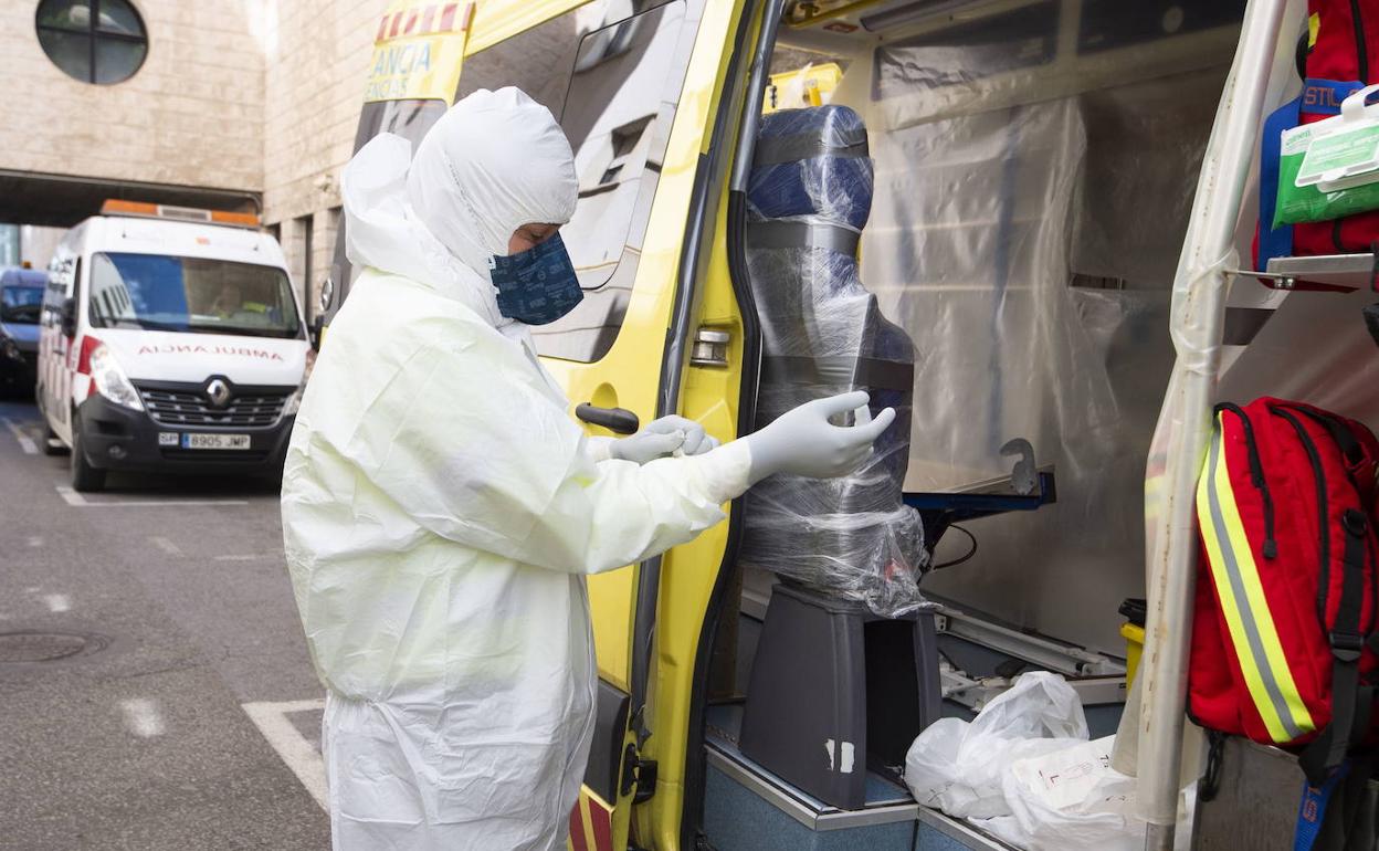 Un sanitario encargado del traslado de afectados por coronavirus, en una imagen de archivo.