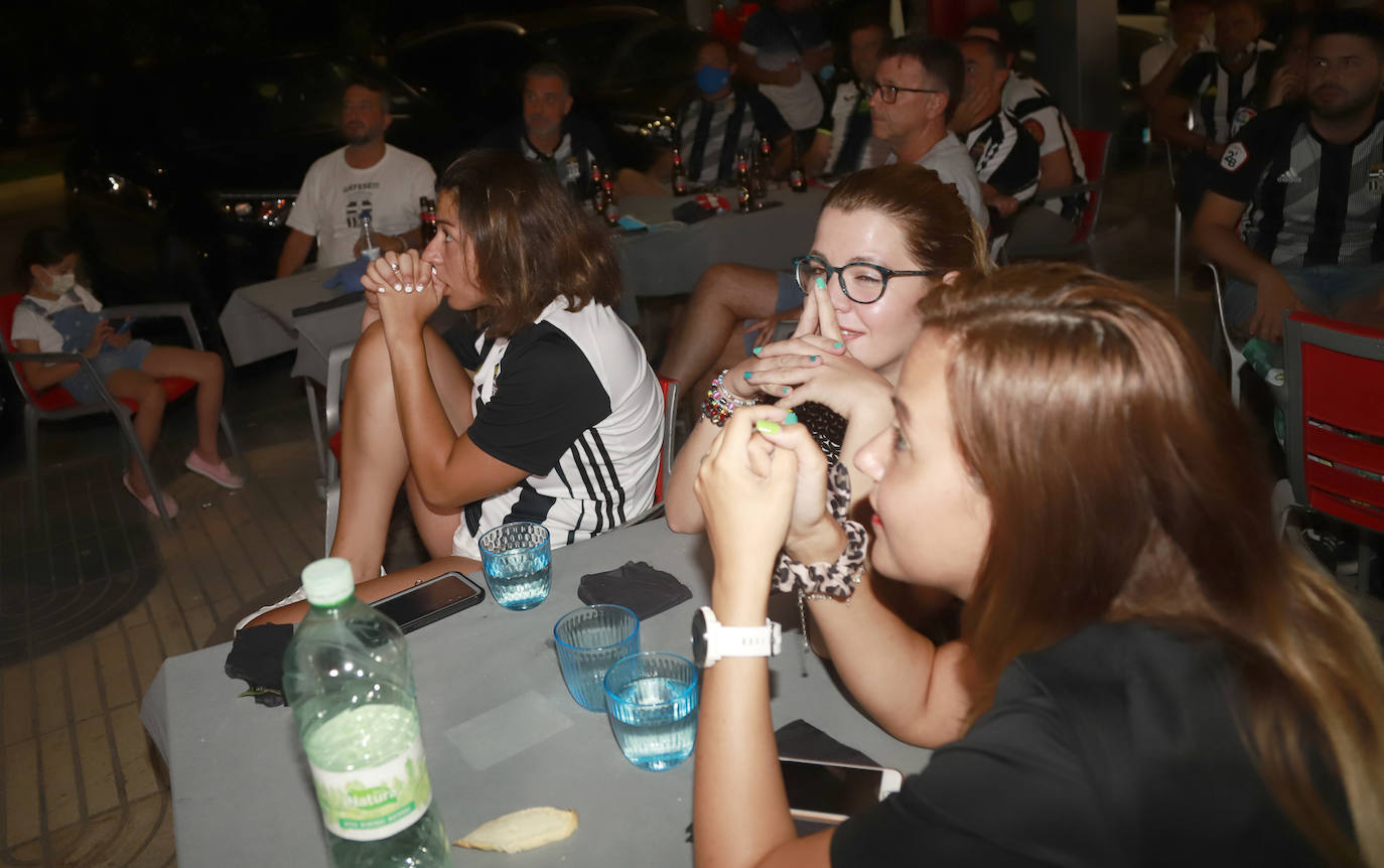 Fotos: Así está viviendo la afición blanquinegra el partido en Cartagena