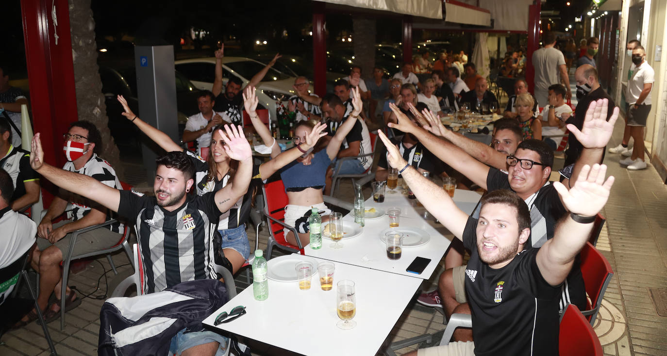 Fotos: Así está viviendo la afición blanquinegra el partido en Cartagena