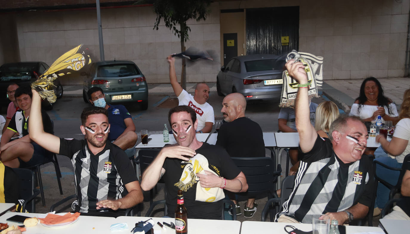 Fotos: Así está viviendo la afición blanquinegra el partido en Cartagena