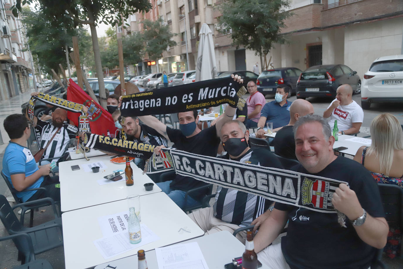 Fotos: Así está viviendo la afición blanquinegra el partido en Cartagena