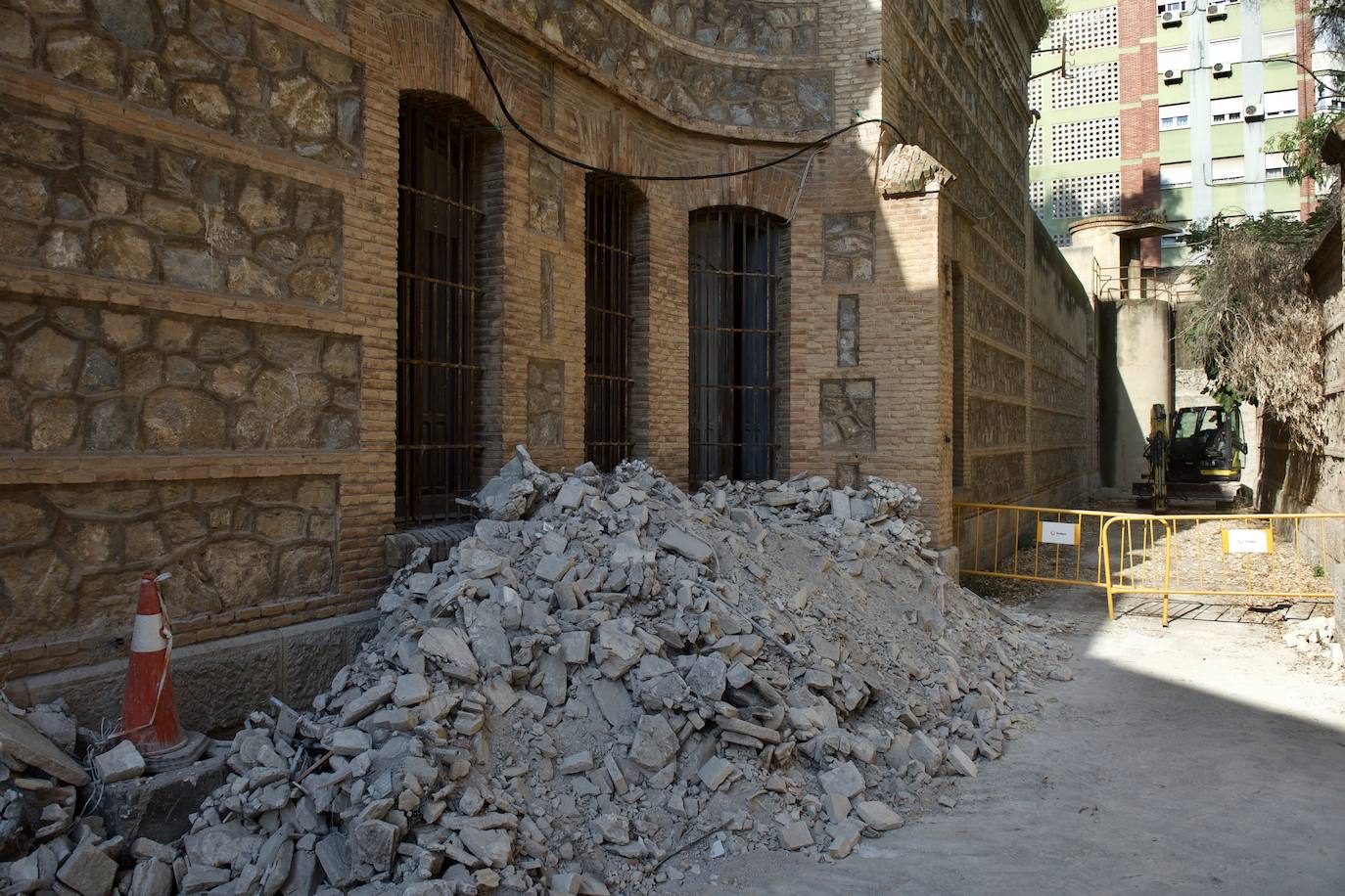 Fotos: Derriban los primeros muros de la Cárcel Vieja de Murcia