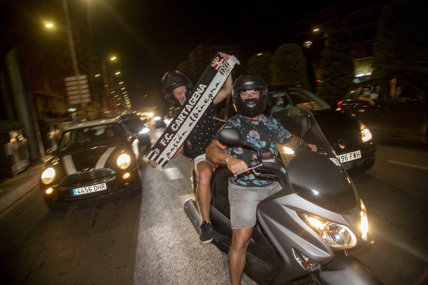 Fotos: Así está viviendo la afición blanquinegra el partido en Cartagena