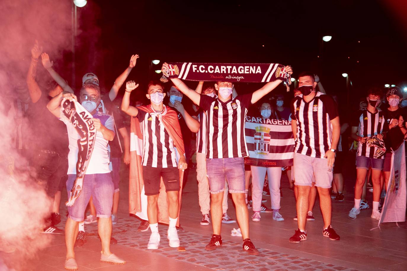 Fotos: Así está viviendo la afición blanquinegra el partido en Cartagena