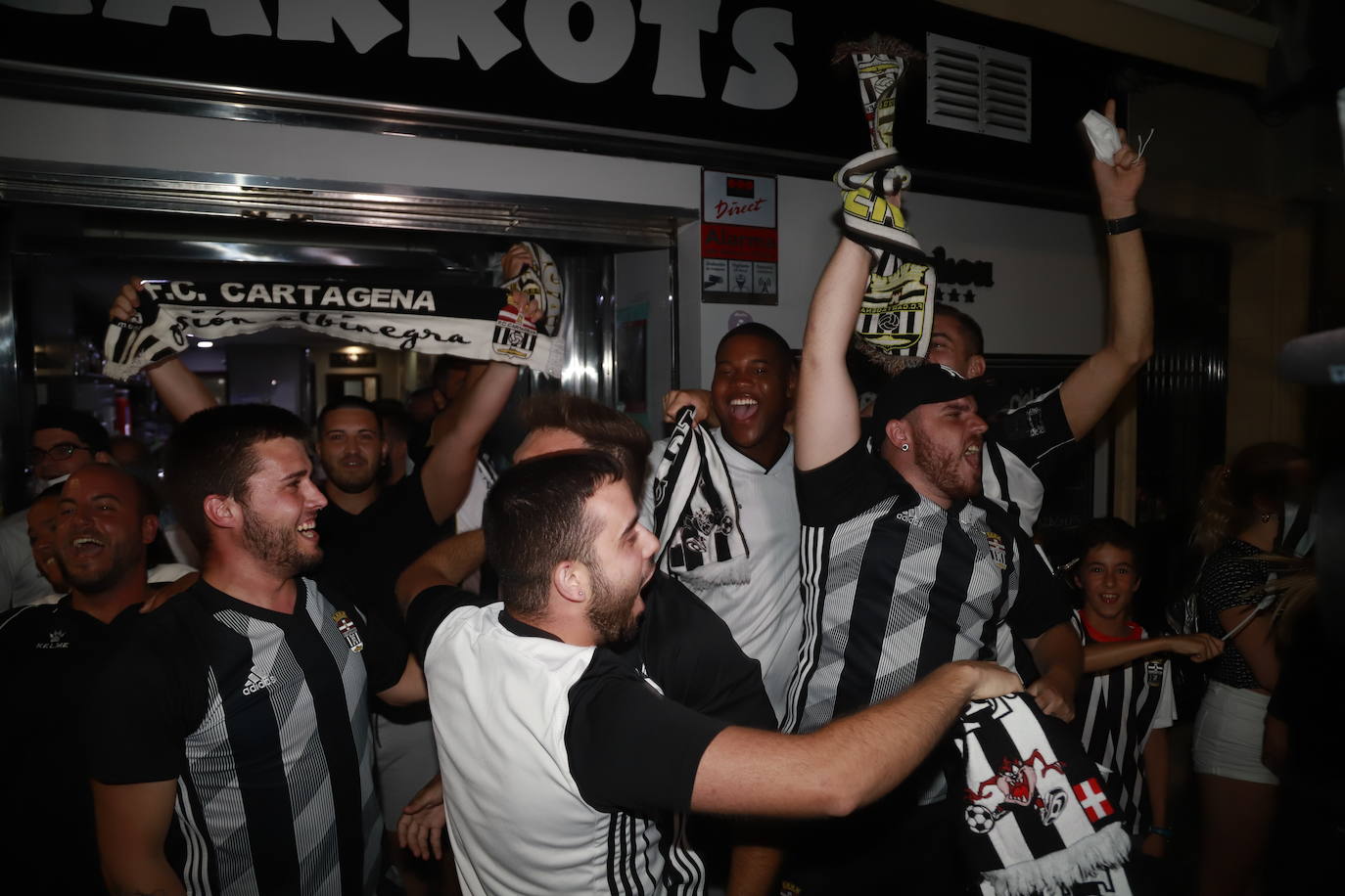 Fotos: Así está viviendo la afición blanquinegra el partido en Cartagena