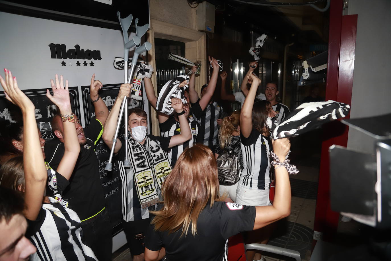 Fotos: Así está viviendo la afición blanquinegra el partido en Cartagena