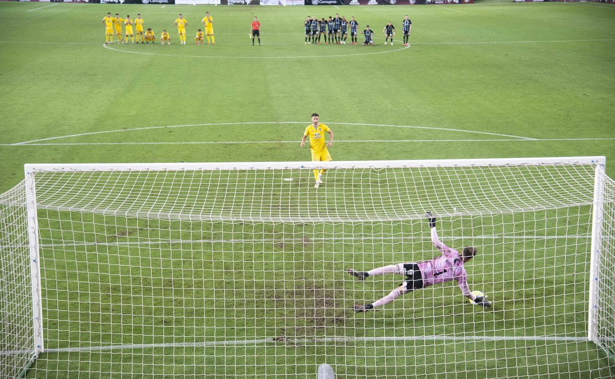El portero del Cartagena, Marc Martínez, parando el penalti decisivo.