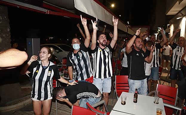 Galería. Alegría y lágrimas de emoción de un grupo de jóvenes, una vez acabada la tanda de penaltis. 