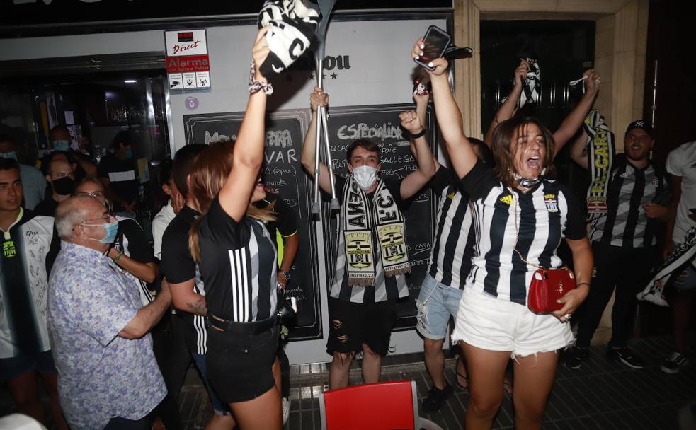 La afición, eufórica, festeja el ascenso en la terraza de un bar de la Alameda de San Antón.