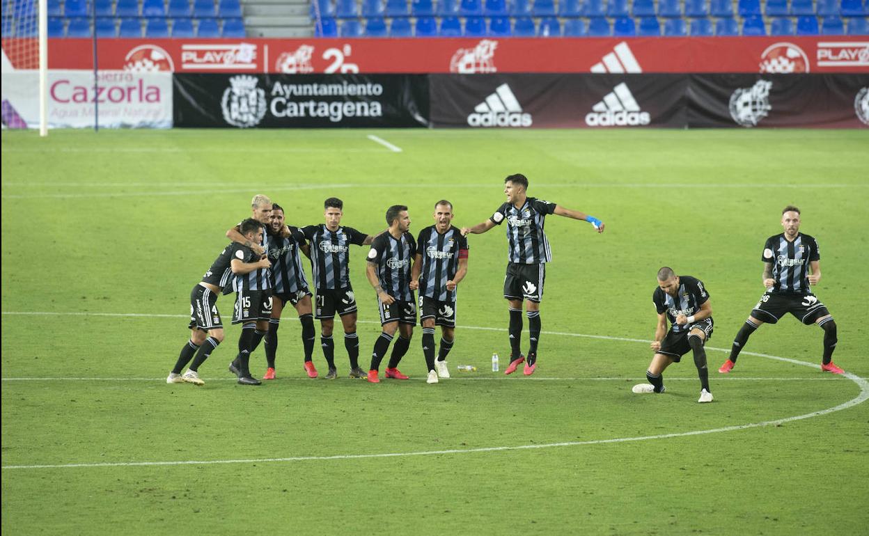 Los jugadores del Cartagena celebran el penalti anotado por Caballero, el cuarto de la tanda.