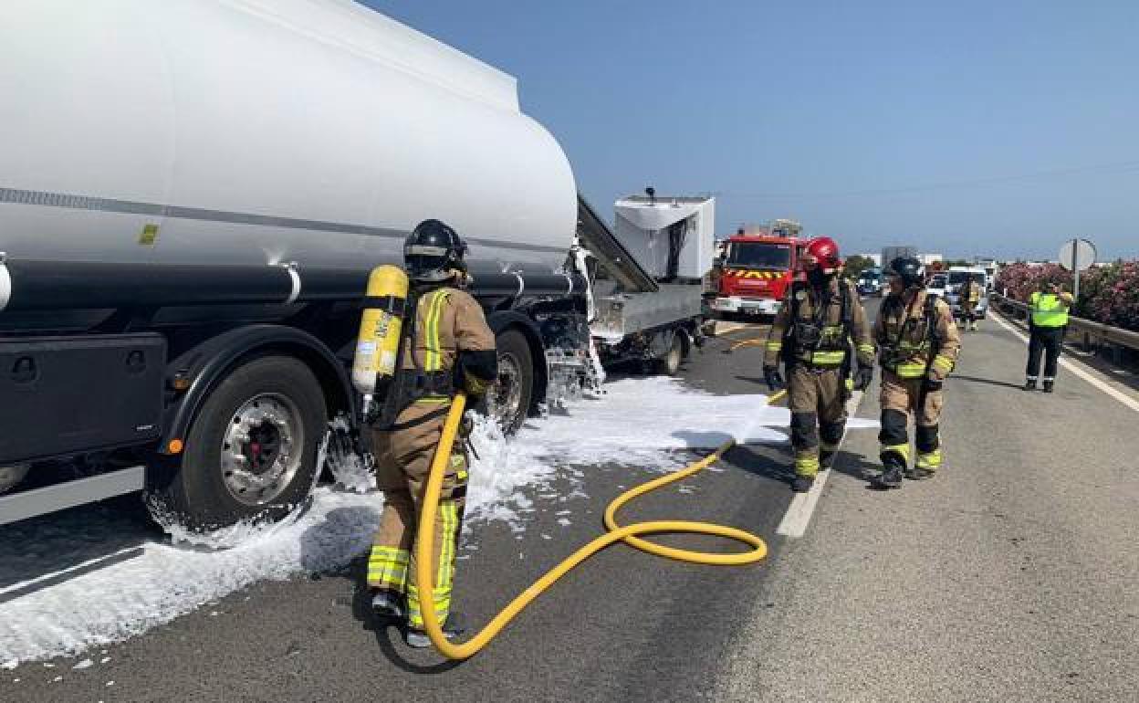 Un accidente de tráfico con dos camiones implicados en una foto de archivo.