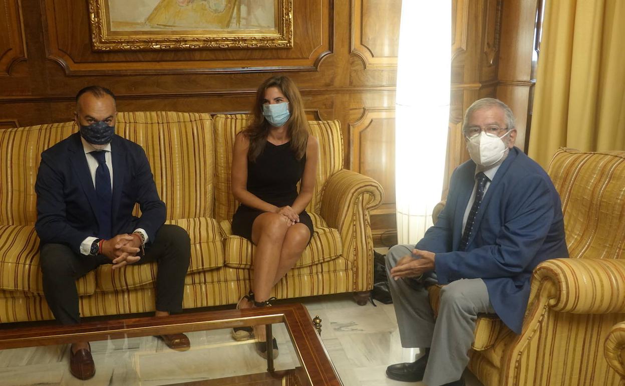 Celia Ferrero, presidenta regional de ATA, junto a Alberto Castillo en la Asamblea Regional.