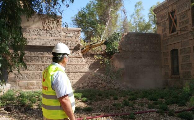 Derribo de los muros de la Cárcel Vieja de Murcia, este lunes.