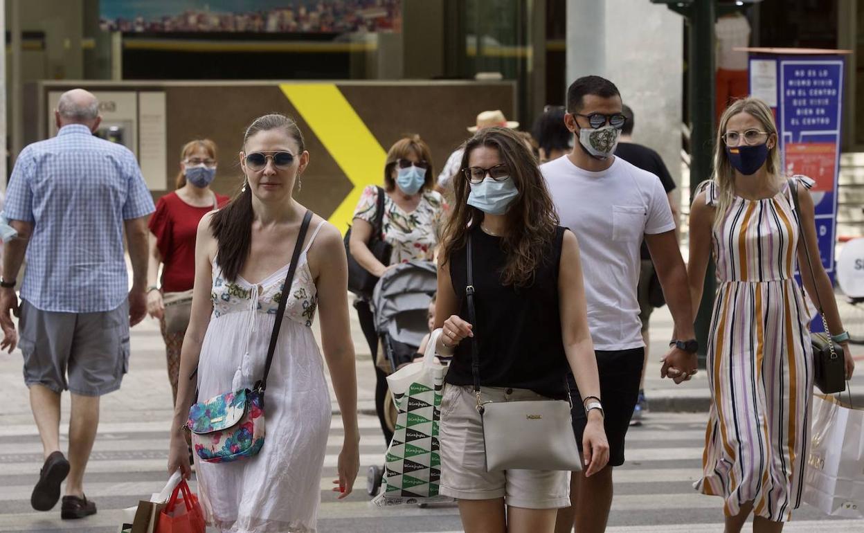 Varias personas con mascarilla y otras sin ella pasean por el centro de Murcia, en una imagen de la semana pasada.