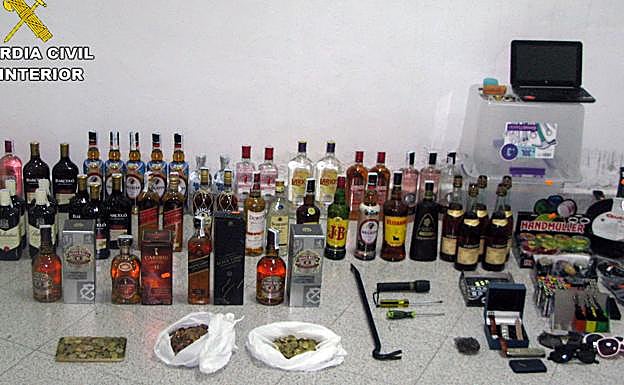 Objetos incautados por la Benemérita.