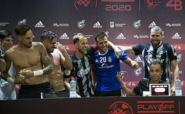 Varios jugadores interrumpen y calan de agua al técnico, Borja Jiménez, durante su comparecencia ante los periodistas.