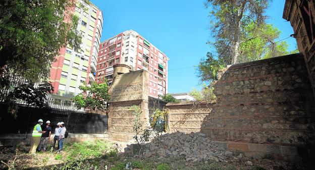 A la izquierda, los arquitectos de IH, ganadores del proyecto de rehabilitación de la prisión, conversan tras el derribo de parte de uno de los muros interiores. 